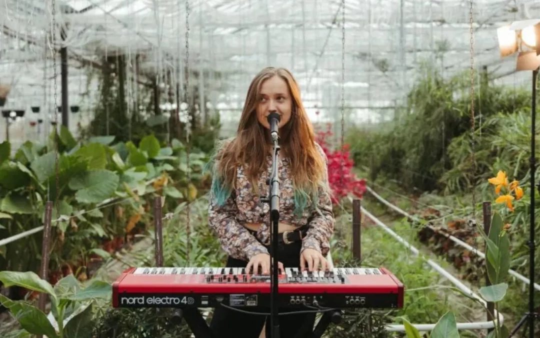 jeune femmes chanteuse et pianiste